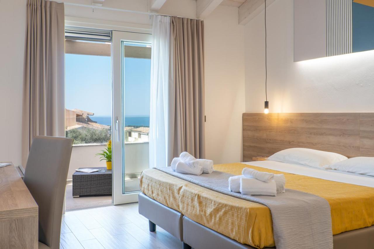 Horizon Hotel Badesi Bagian luar foto