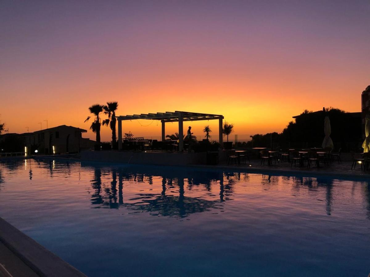 Horizon Hotel Badesi Bagian luar foto