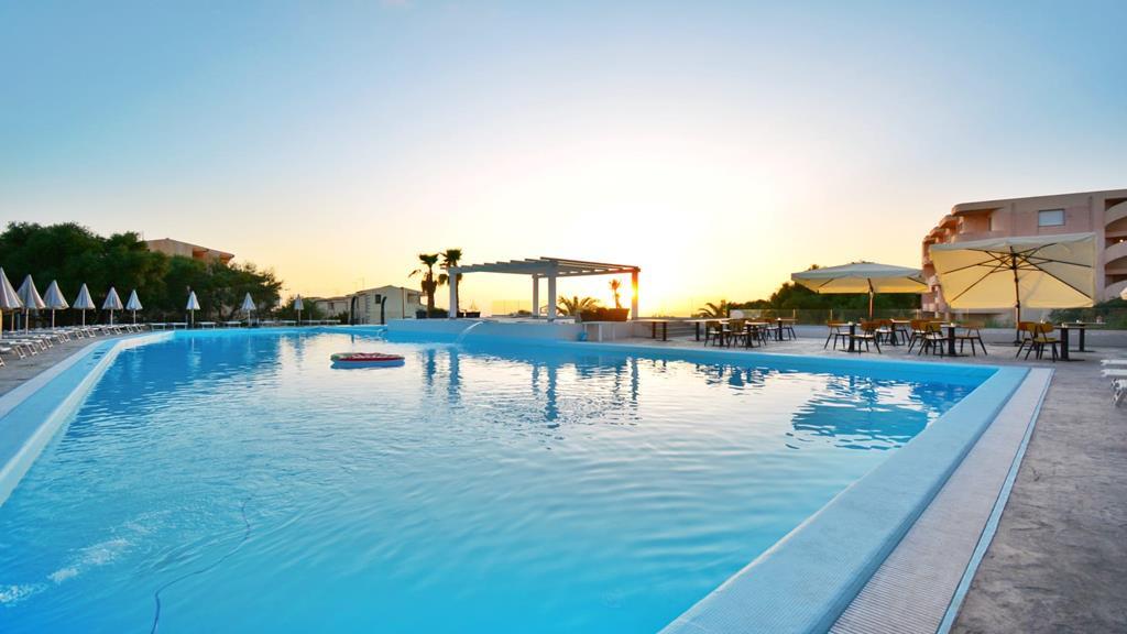 Horizon Hotel Badesi Bagian luar foto