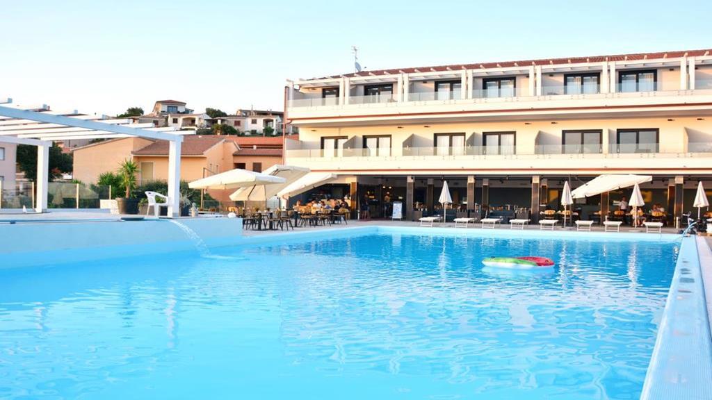Horizon Hotel Badesi Bagian luar foto
